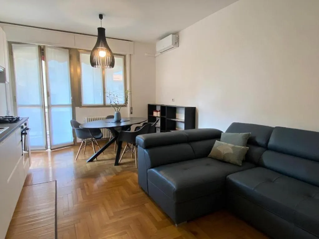 The Charme - Modern Apartment In Como With Balcony