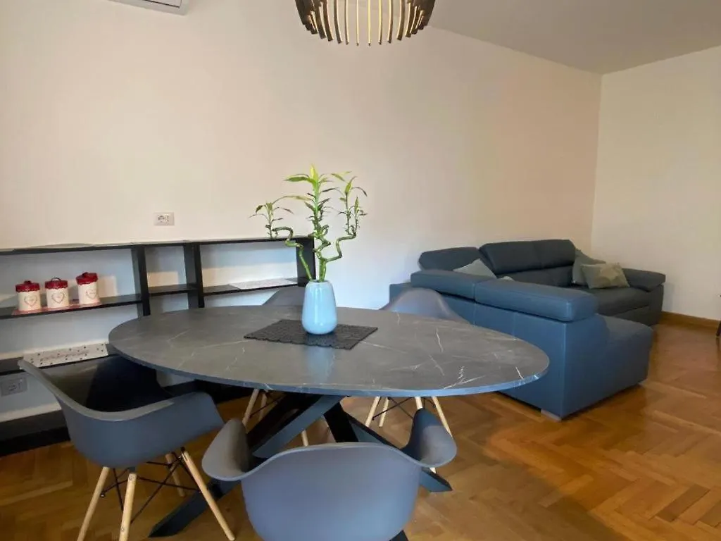 The Charme - Modern Apartment In Como With Balcony