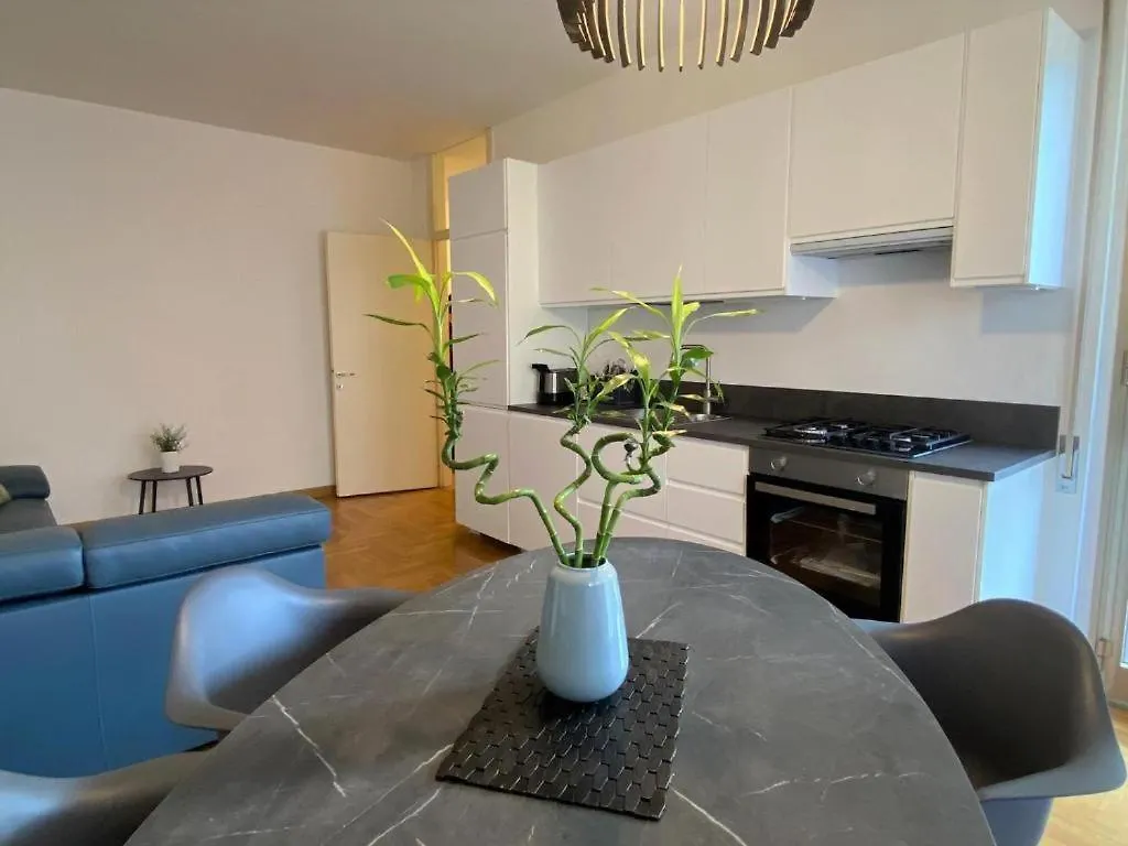 The Charme - Modern Apartment In Como With Balcony